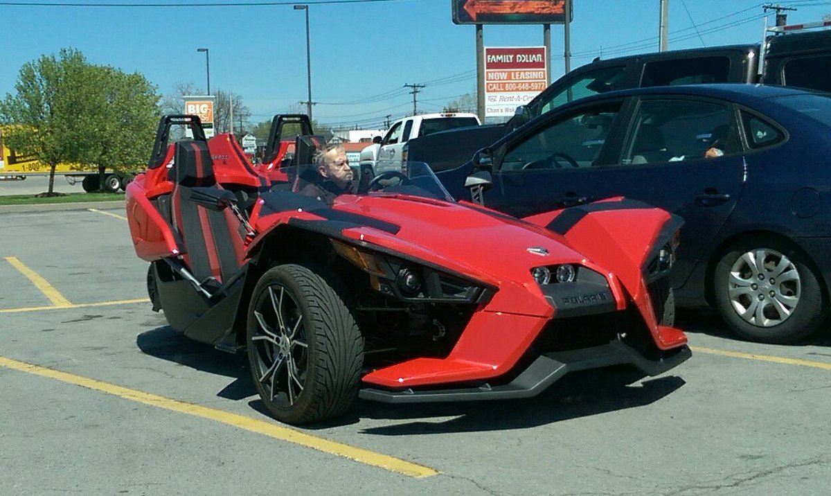 ccnipper's tweet image. Woaaaah this dude drives a gamer mouse!