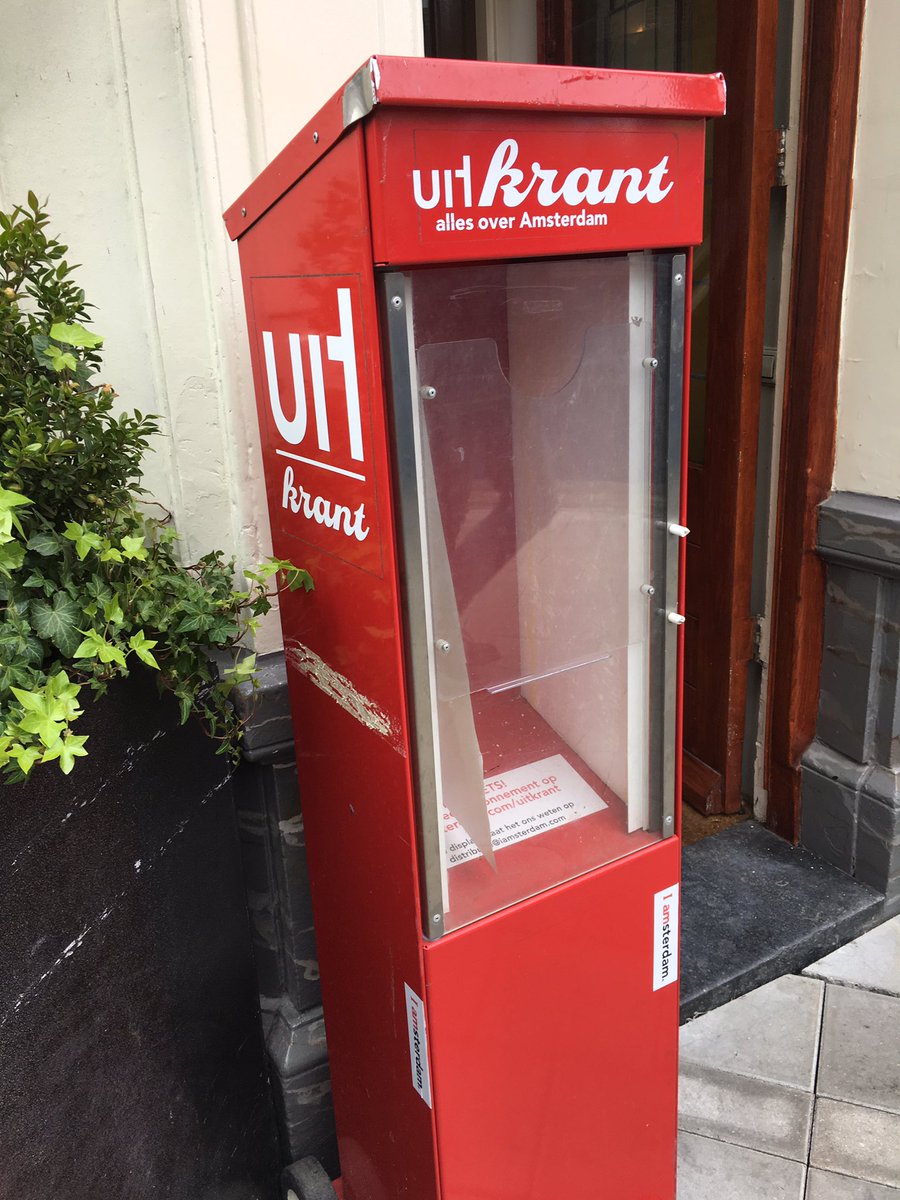 heyliotFr's tweet photo. Même à #Amsterdam je ne peux pas m'empêcher de prendre en photo des présentoirs vides :) #uitkrant #emptyrack #viteunpresentoirconnecté https://t.co/8ESGzEuie0