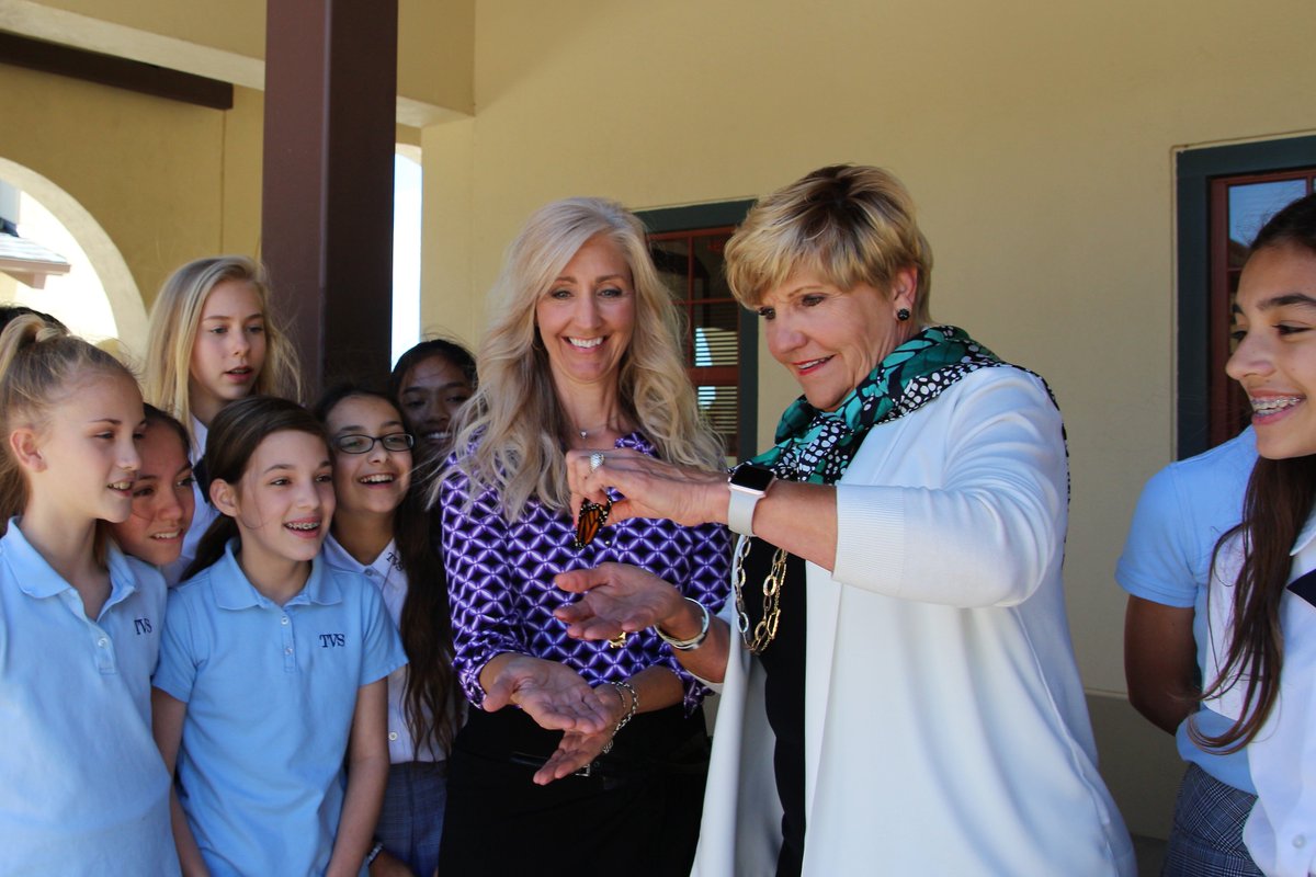 Fort Worth @MayorBetsyPrice releases our first #monarchbutterfly  2017 after signing #mayorsmonarchpledge with Monarch Project 6.@MonarchsJV