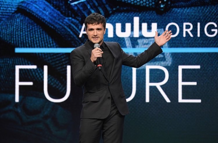 jrhutchersonbr's tweet photo. Algumas fotos do Josh falando sobre #FutureMan no palco do Hulu Upfront. https://t.co/8yJVKdO50T