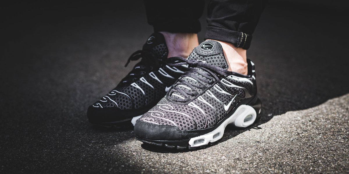 nike air max plus black sail