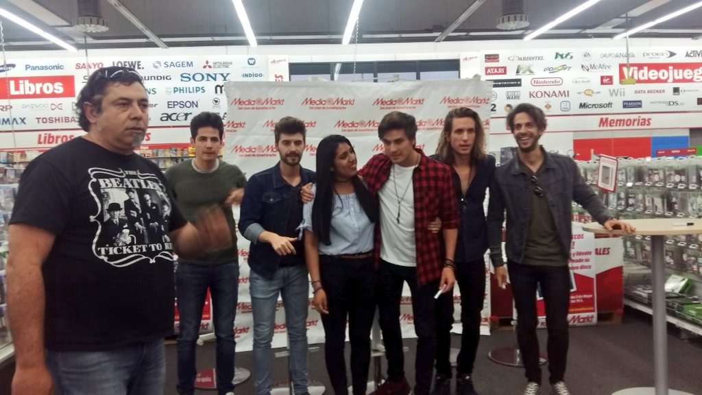 Ambar97AM's tweet photo. Os amo! Espero os acordéis de mi porque yo no os puedo quitar de la cabeza. Gracias Gracias. Os espero en Sevilla pronto. Ambar 😊😋😍😍😍 https://t.co/ZilzbAynhv