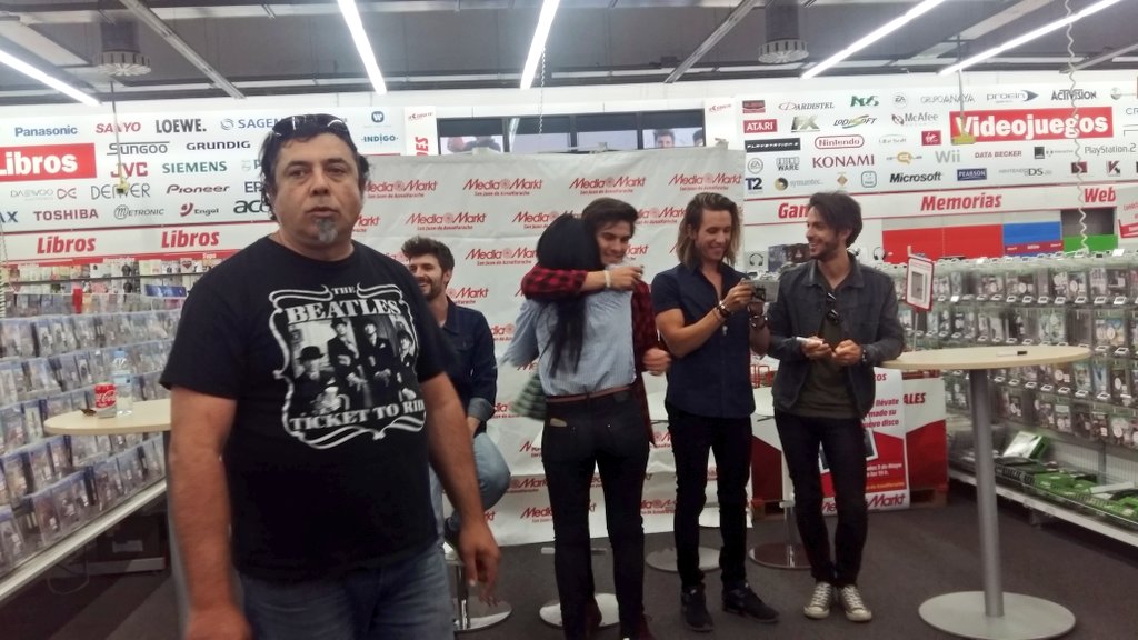 Ambar97AM's tweet photo. Os amo! Espero os acordéis de mi porque yo no os puedo quitar de la cabeza. Gracias Gracias. Os espero en Sevilla pronto. Ambar 😊😋😍😍😍 https://t.co/ZilzbAynhv