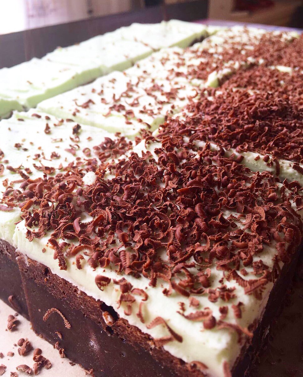 A little sprinkle for the mint chocolate brownies!!
.
#brownie #chocolate #baking #cake #baker #bakerslife #food #sweet #treat #brownieland