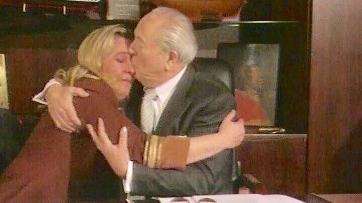 MichelRouxSalon's tweet image. #2017LeDebat..Papa,Snif, j'ai été mauvaise ce soir...Il fallait réviser tes dossiers ma fille au lieu de faire des selfies devant les usines