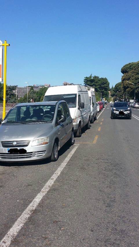 MUTANDATOWN:Eur,viale America,i mutandari continuano a fare i loro comodi: oggi sulla fermata bus sono addirittura in 2! @PLRomaCapitale