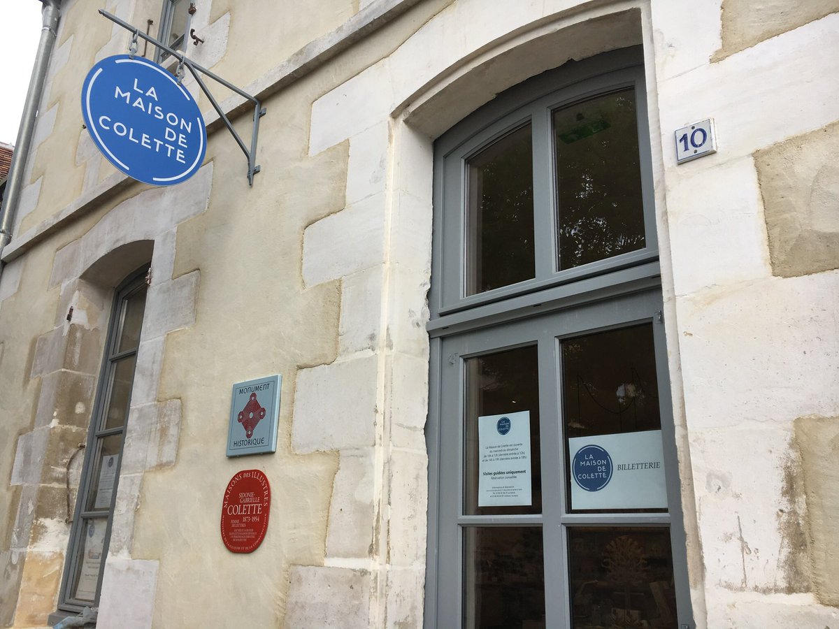 Une nouvelle enseigne et deux plaques sur la façade de la maison de Colette.