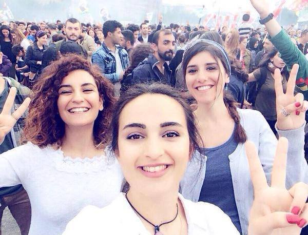20 temmuz 2015 #Suruç 
Halen göğsüm daralıyor o gencecik yoldaşlara. O güzel insanlara nasıl kıydınız!

#SuruçDavası4Mayısta
