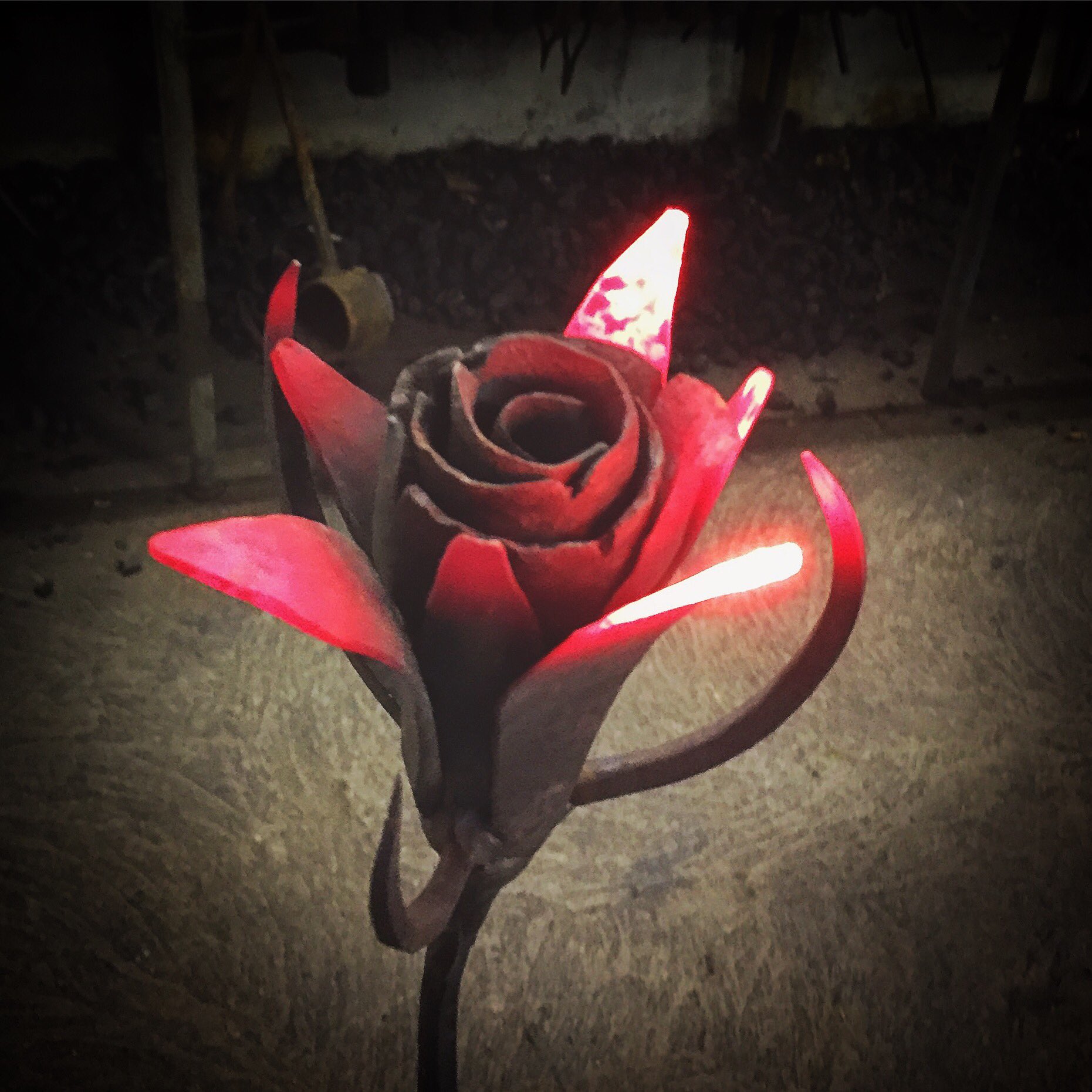 Любовная парочка. Scott gardner 2019. Love in hot forge. Поцелуй в постели. Love in hot forge.