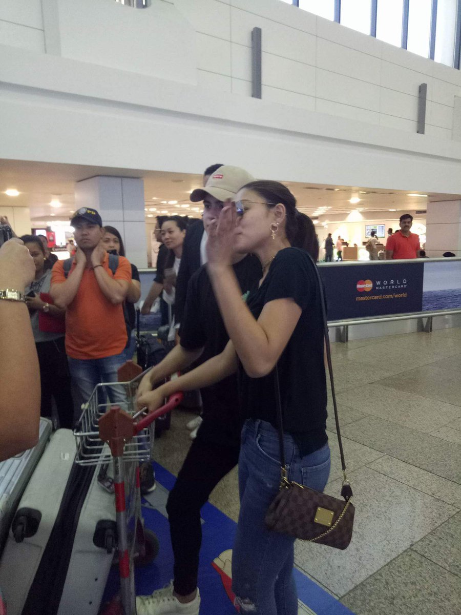 BeautyJunkie__'s tweet photo. Touchdown Dubai! 

Daming fans na sumalubong. 

Ansaya ng lovebirds. 

Malamanggggg. 😂😂😂 https://t.co/A0H4FMK3mb