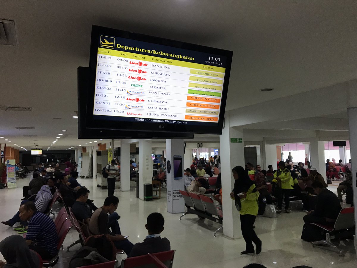 ariefktb's tweet photo. @banjarmasinpost harusnya masuk headlines nih....
Ratusan penumpang Lion Air terlantar di bandara S.Noor Bjb https://t.co/0iRogZA7l2