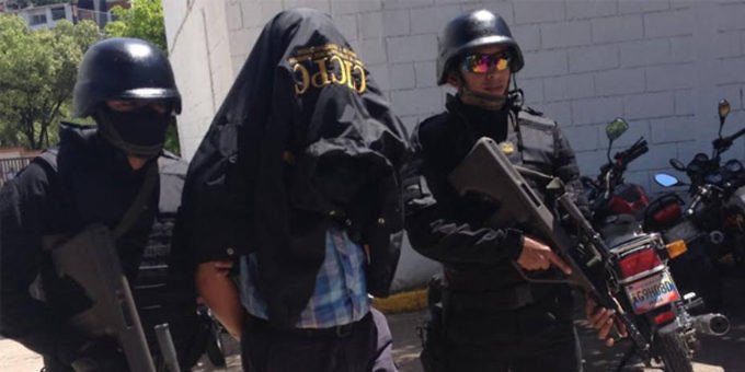 SUKOICRIOLLO's tweet photo. CAPTURADO el asesino de ALMELINA, quien MURIO luego que BOTELLA de AGUA CONGELADA le fue LANZADA, (Recomendación de Tulio Hernández) PRESO. https://t.co/aV3mTXjdHe