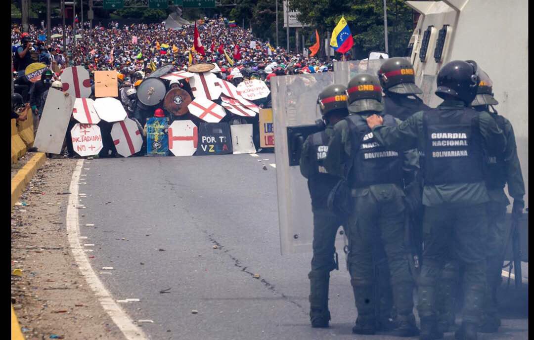 Allí están los jóvenes hijos de Bolívar con sus improvisados escudos resistiendo la más salvaje represión!Fuera la Dictadura!