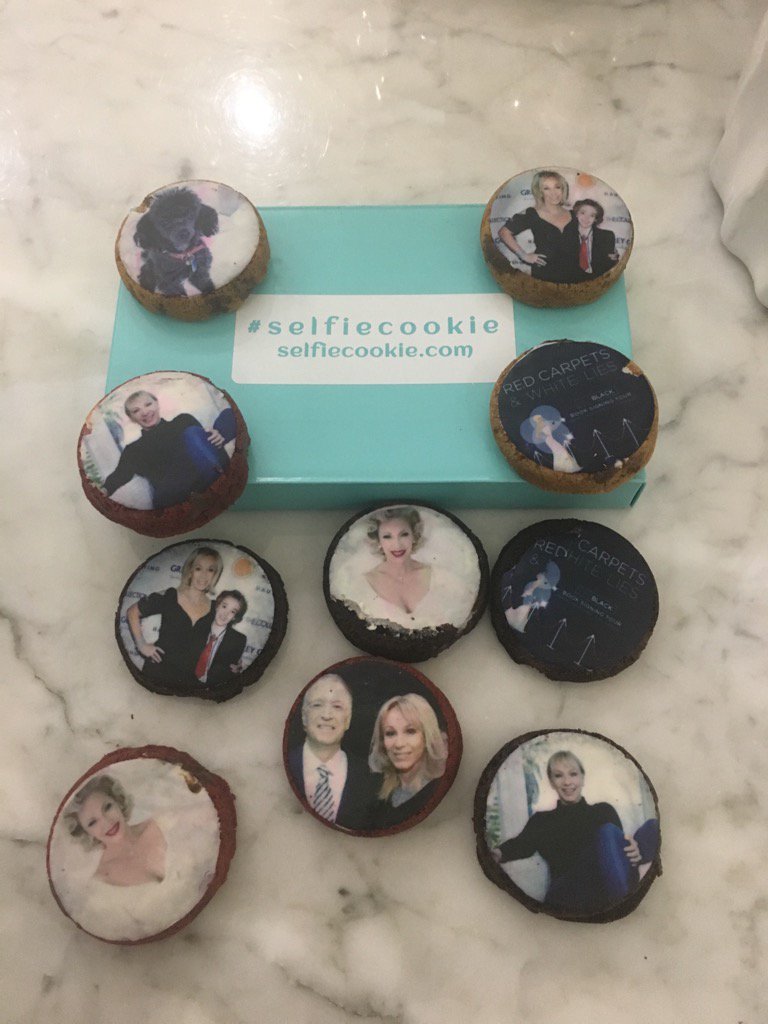 LeaBlackMiami's tweet photo. So delicious! Thank you @Selfiecookie  AMAZING. Yum. https://t.co/iD2UAnRTzo