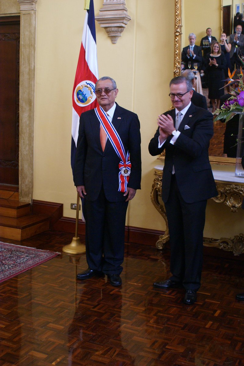 Hoy fui condecorado por el canciller <a href="/mgonzalezsanz/">Manuel A. Gonzalez S</a> con la Orden Nacional Juan Mora Fernández en el grado Gran Cruz Placa de Plata.