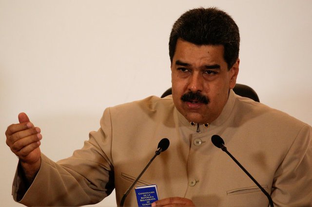 Venezuela death toll rises as foes protest Maduro's power shakeup reuters.com/article/us-ven…