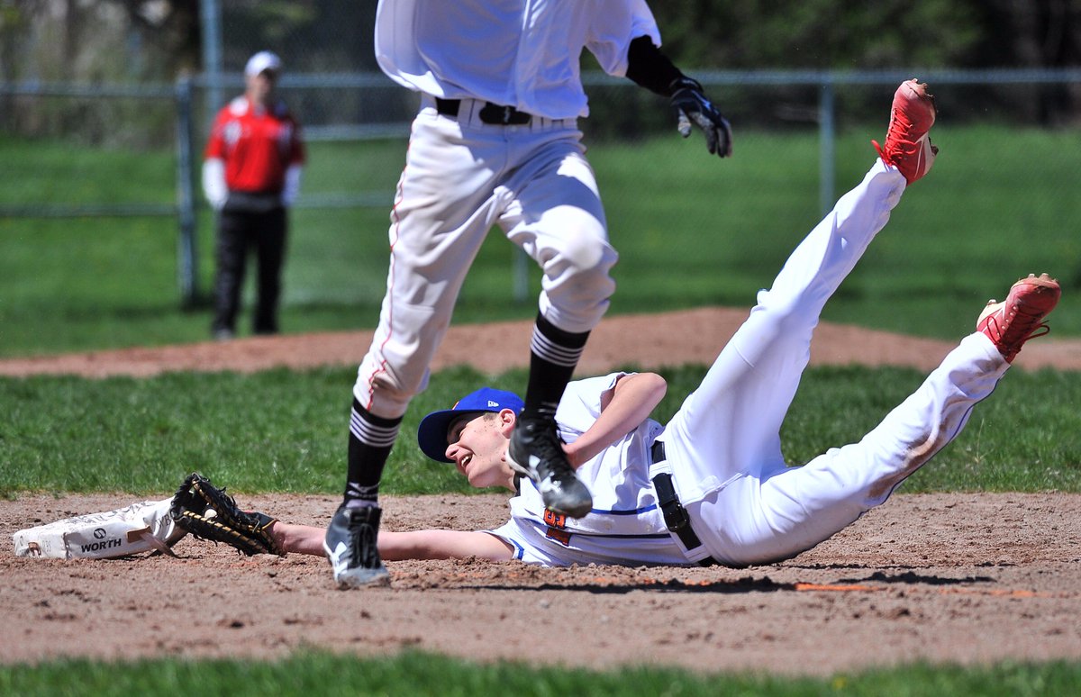 BarrieExaminer's tweet image. Innisdale (@ISSUpdates) back at it. Invaders baseball team opens season with win over Nottawasaga Pines in #Barrie. bit.ly/2p7kVl6