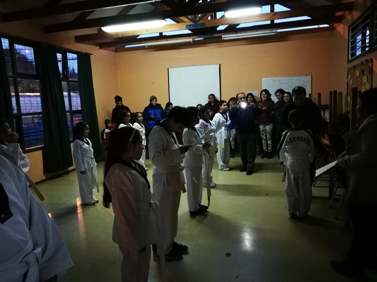 funfaptomontt's tweet photo. Entrega de diplomas a nuestros niñ@s cinturon pta amarilla #taekwondo #familias #Ptomontt #funfa @tererey3 @Natiobilinovic @funfamilias https://t.co/4t9Ol94weP