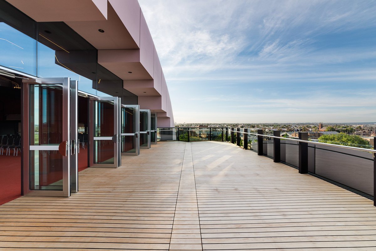 Irwinconsult's tweet image. "The highest level offers an expansive view of wider Geelong" @geelonglibrary in @thedesignfiles bit.ly/2mDG07t #armarchitecture