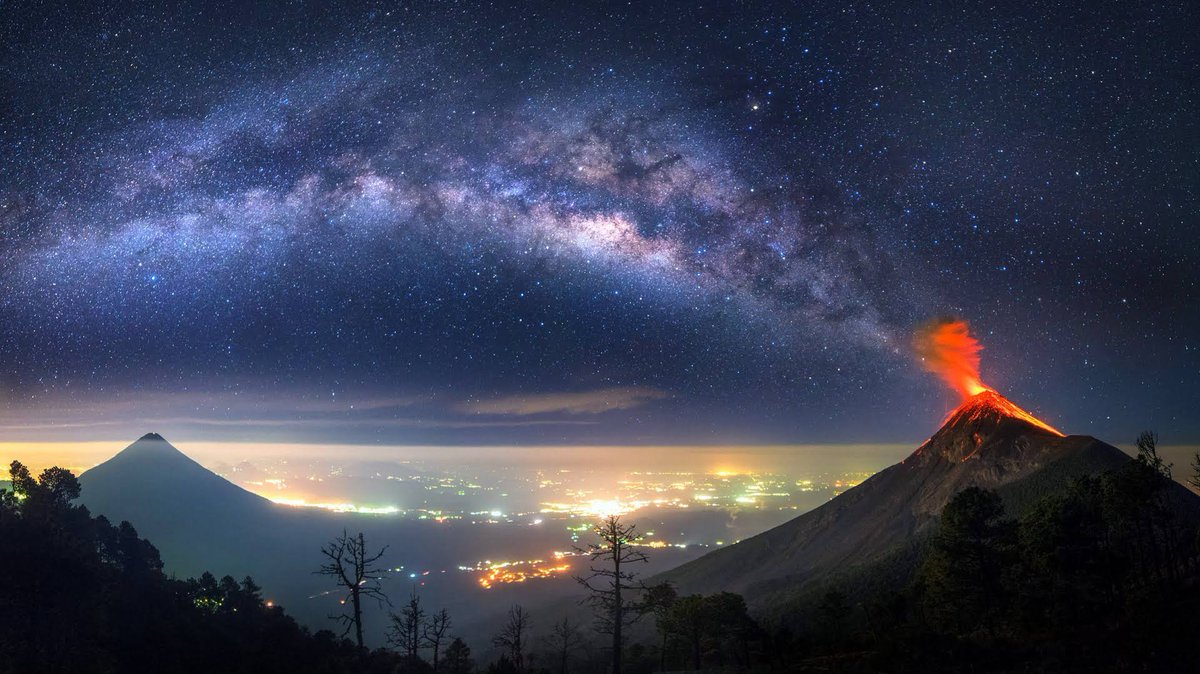 さいたま改２ グアテマラ 天の川を噴出するフエゴ火山 T Co Cnkihtzyia 天の川に向かって噴火するフエゴ火山の灰と溶岩が夜空を照らす 撮影者はオランダの写真家アルバート ドロス