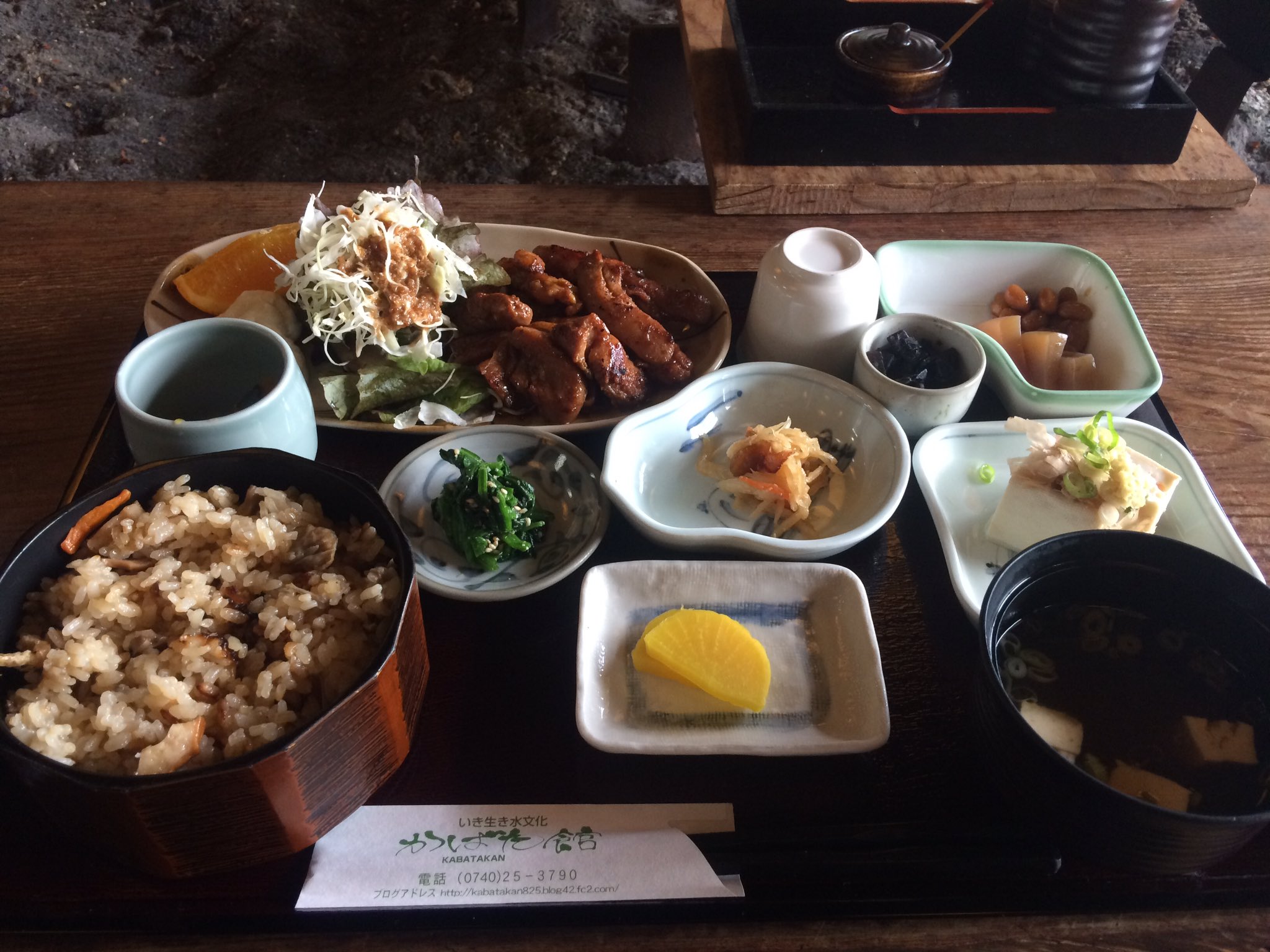うっち えむぴーせぶん いきいき水文化かばた館へ 閉店ギリギリで飛び込み 高島の郷土料理 とんちゃん定食としょいめし とんちゃんは味噌ダレに漬け込んだ鶏肉を焼いた料理 しょいめしは炊き込みご飯 他にも郷土料理の小皿が数品 美味しかった