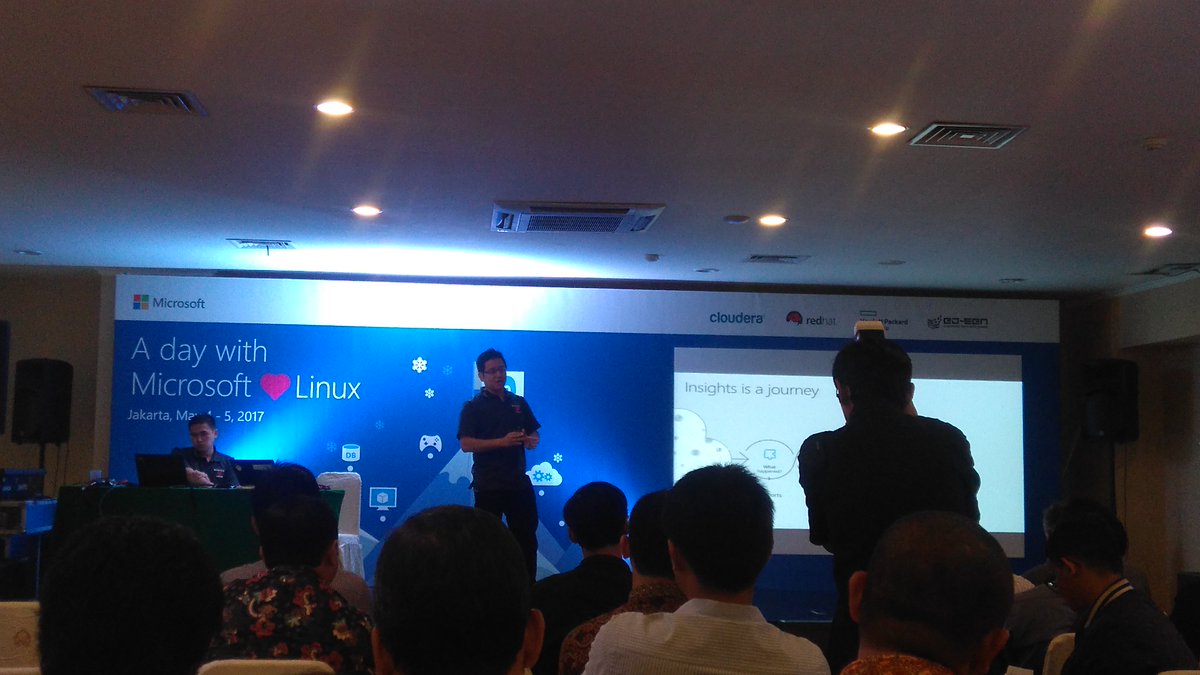 anneregeek's tweet image. Microsoft &amp;lt;3 Linux. Ya! Sekarang SQLServer sudah bisa di Linux loh!  #sqlserveronlinux
