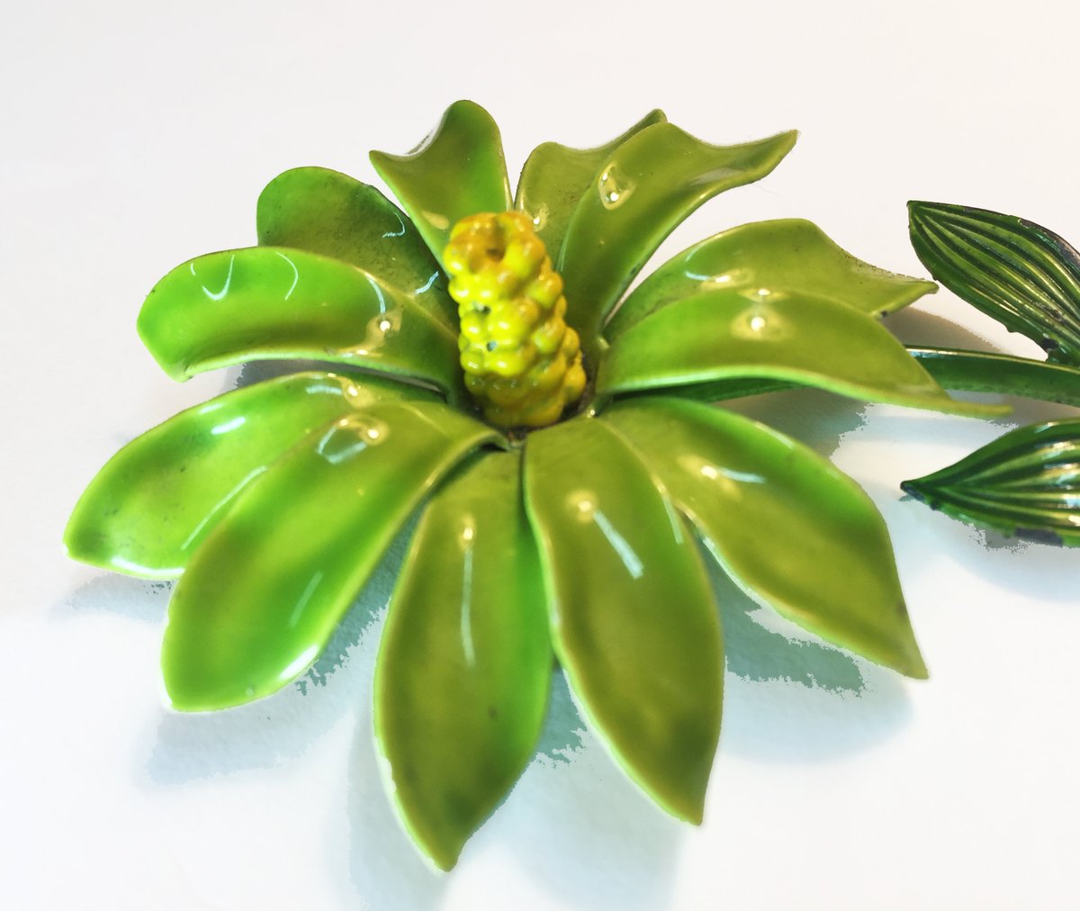 Rescuedoffering's tweet image. #vintage Enamel Brooch  etsy.me/2kuq84v   @Frozen_RTs  #etsyteamunity #integritytt #etsyspecialt