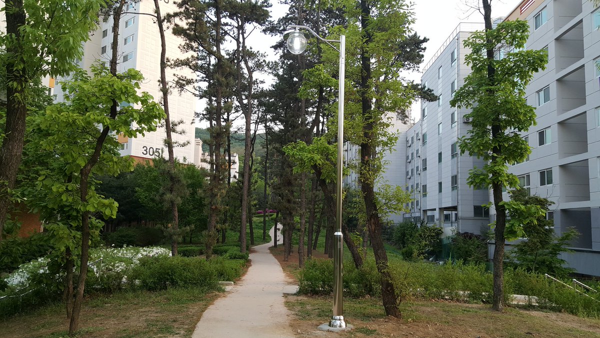 #성남시 중원구 도촌동 주민센터
도촌천 산책로 보행연결 통로에 보완등이 없어 야간통행에 안전사고 위험등으로 주민통행에 불편하였는데 이제는 보안등이 설치되고 계단에 난간 손잡이를 설치하여 계단오르기에 불편한 어르신들께서 너무너무 좋아하십니다.