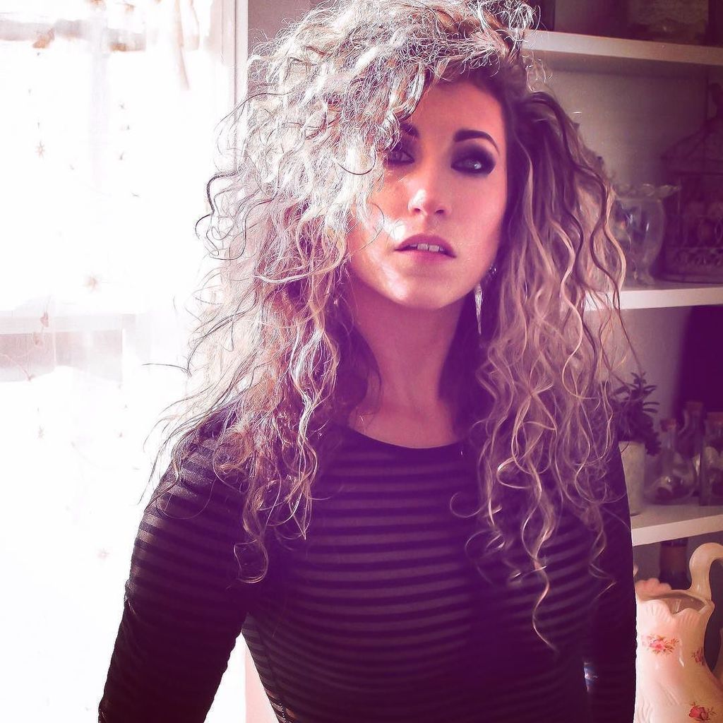 💗💗💗 #curlyhair #curls #eyes #window #photography #singer ift.tt/2pA42Dr