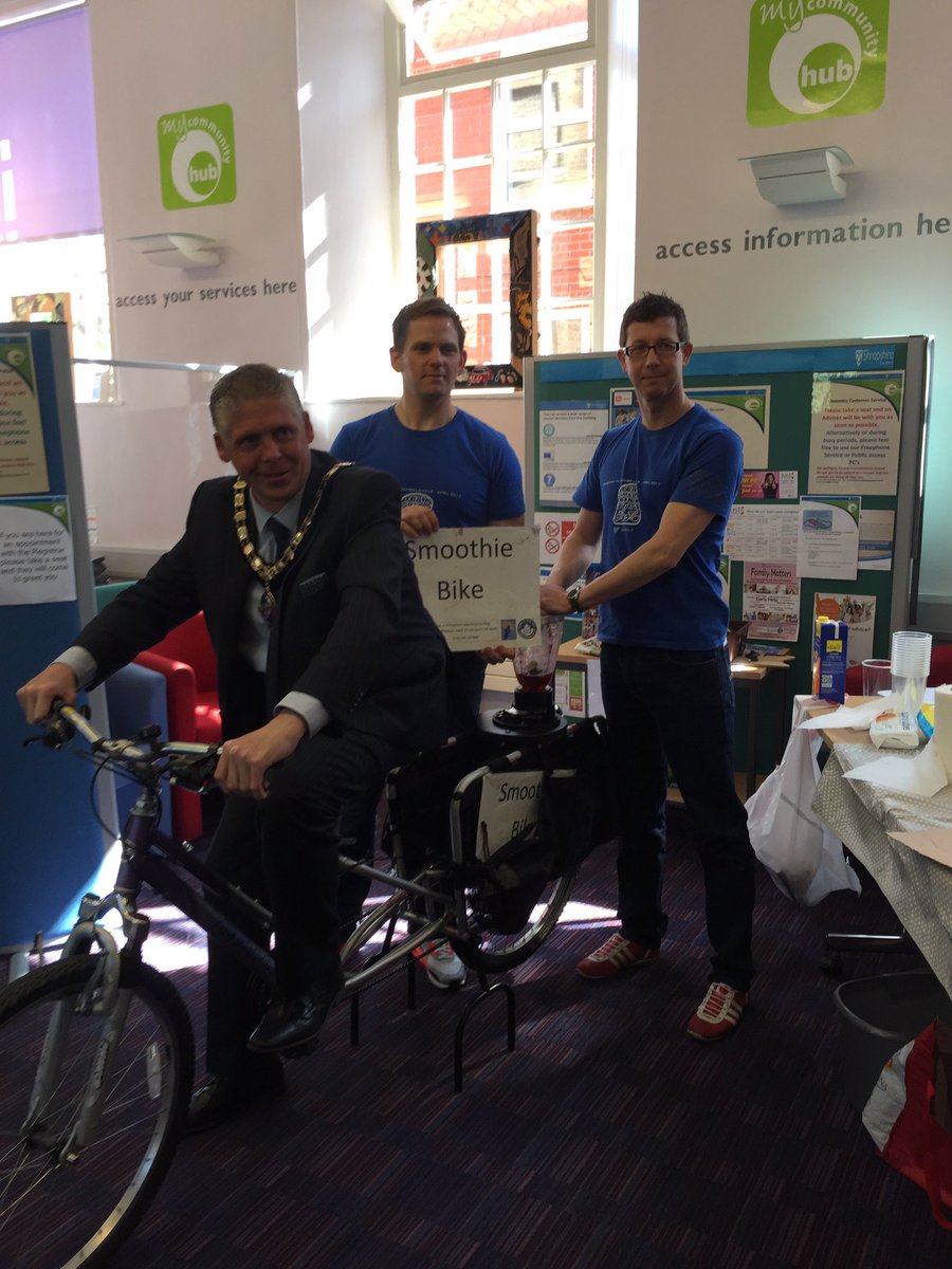 O2Clv's tweet image. Members of the @O2Clv team @leebarnfield and @StuVasse with @PaulMilner_ on the smoothie bike @OswestryLibrary #cycle #o2clv