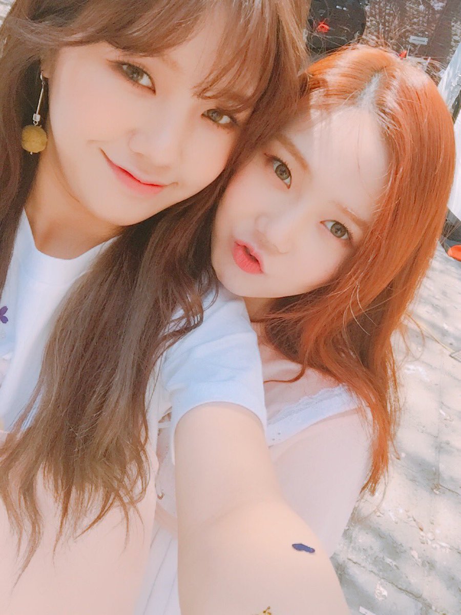 WM_OHMYGIRL's tweet photo. 미미랑 셀카를 찍으면 느끼는게 있는데용 !!
우리는 다른듯 같은 분위기를 가진 것 같아요 !!! 🤗
아닌가?? ㅎㅎ
 #효미효미
#김미현이쁘다 #최효정이쁘다 #해줄거죠 https://t.co/N2ECfsVtjN