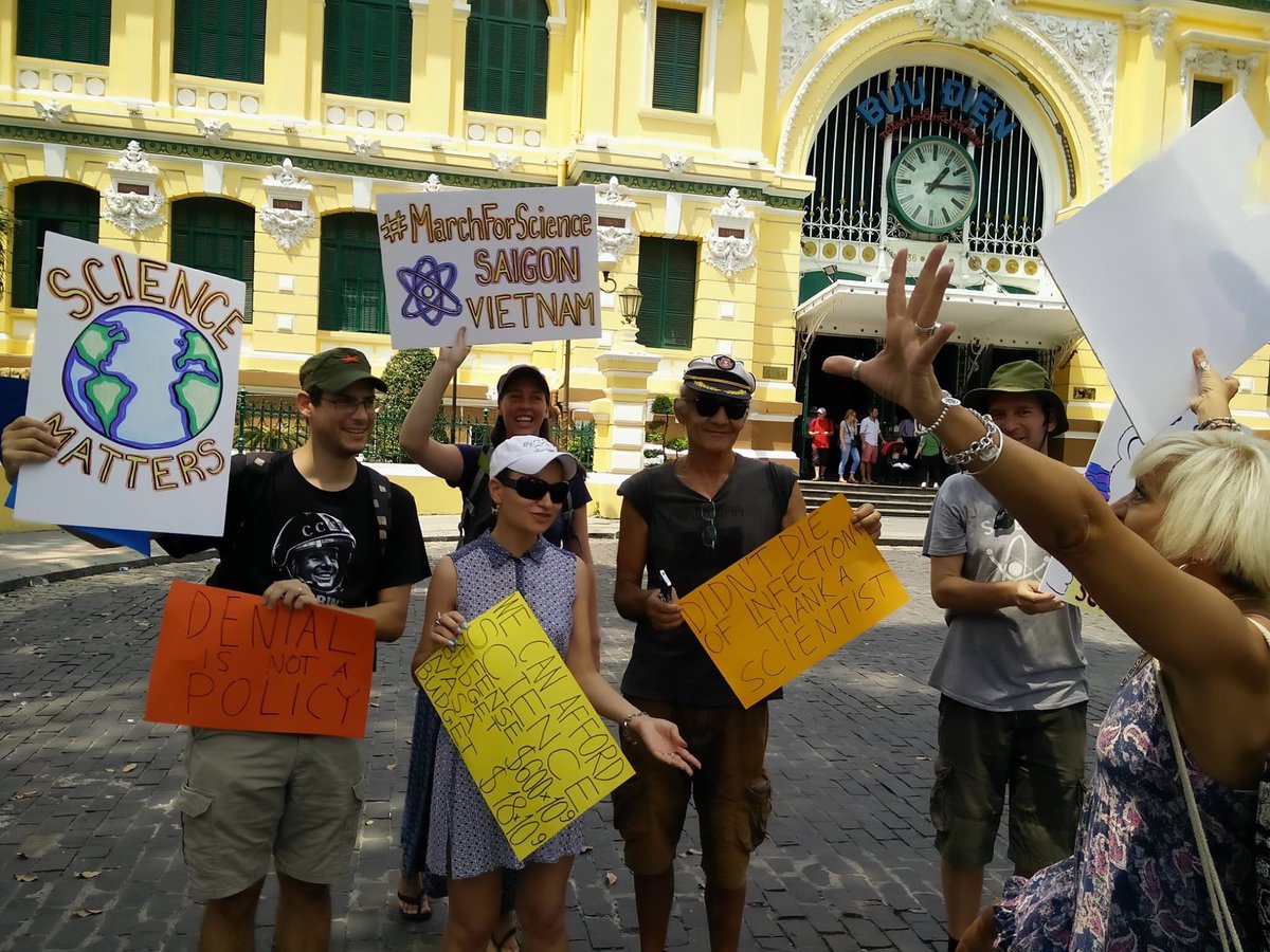 ScienceMarchVN's tweet image. Small but festive group for #marchforscience #ScienceMarch in Ho Chi Minh City, Vietnam!