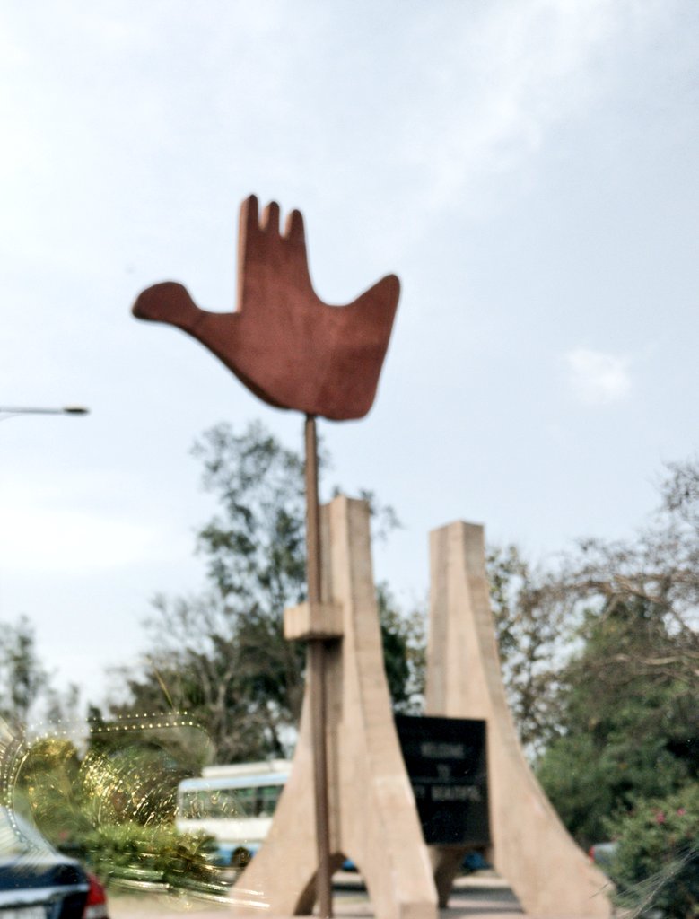 GulatiSinghJ's tweet image. The world&apos;s first hipster hand symbol... #chandigarh #corbusier #openhand  #1964