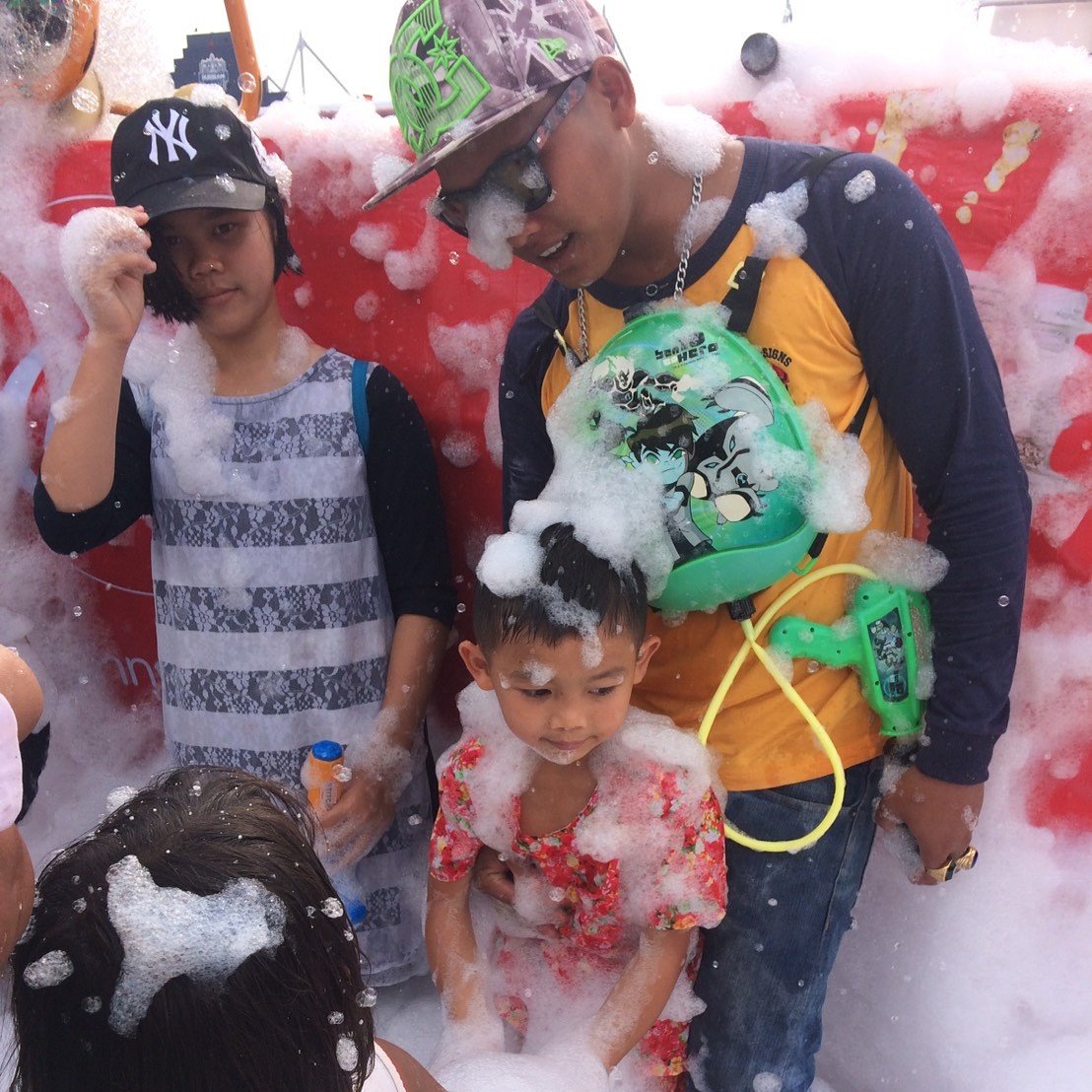 เล่นน้ำกับเด็กๆ