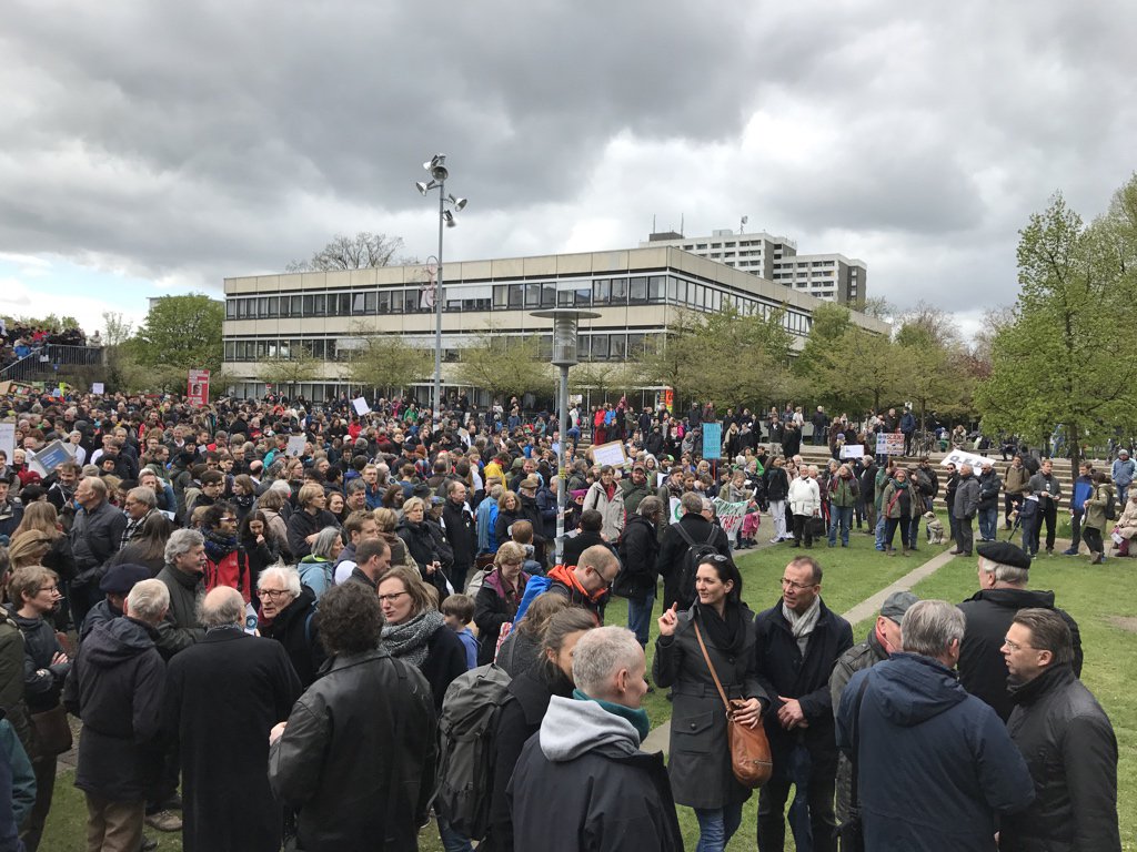 anbusch's tweet image. #m4sgoe  Gut über Tausend Teilnehmer beim #MarchForScienceGOE jetzt! 
Und viele fantasievolle Plakate. 
#marchForScienceGER