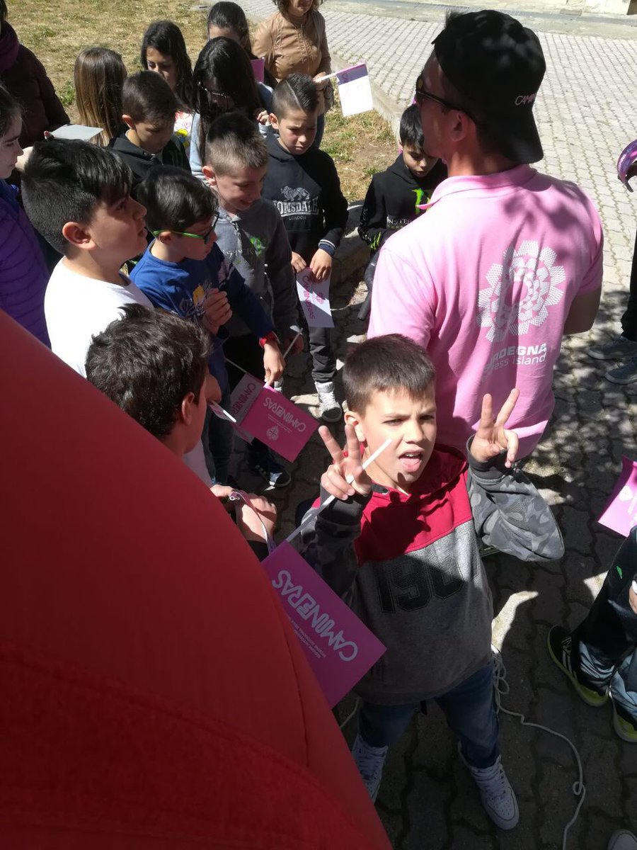 I bambini della scuola media di Tertenia ascoltano attenti e partecipano alla festa di Camineras in rosa per il #Giro100. #visitsardinia