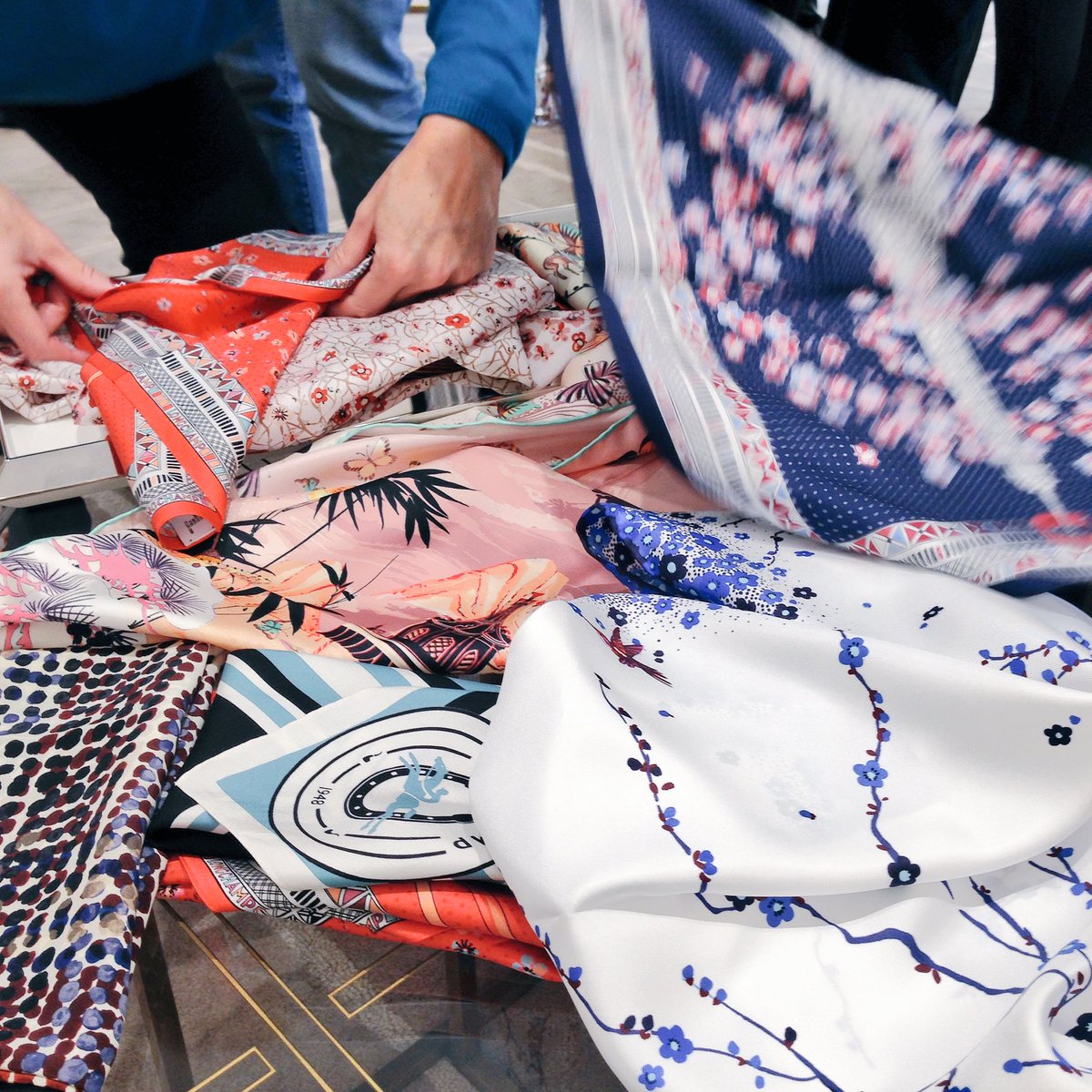 Atelier foulards chez @Longchamp_FR 👌 #MaisonSaintHonoré