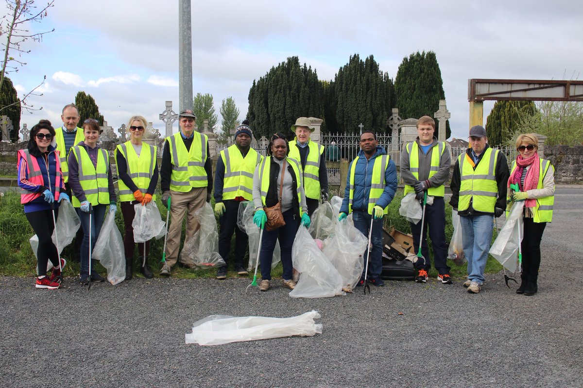 TTNewbridge's tweet photo. Brilliant turnout 4 #SpringClean17 2day. Great #LilyWhiteCleanUpDay Athgarvan Rd., Cemetery Car-Park, Kilbelin to M7 Motorway Bridge. Thanks https://t.co/ZPWeSxNdpd