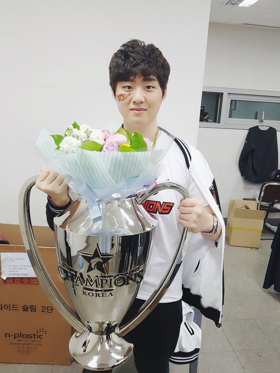 T1LoL's tweet photo. 응원해 주신 팬 여러분 감사합니다. 
2017 #LCK Spring Champions #SKTT1 https://t.co/9JoItK3WrO