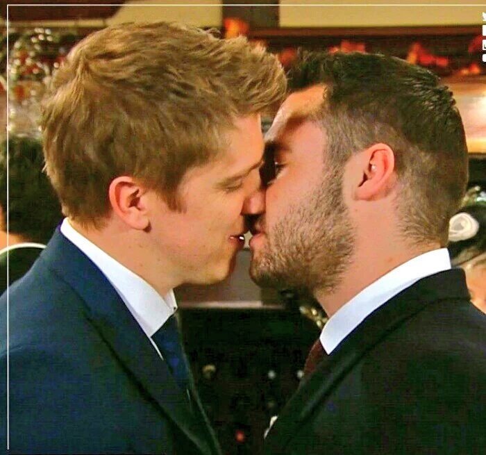 BallumClayden's tweet image. #Robron HAPPY 31ST BIRTHDAY  ROBERT! MISSING YOU AND YOUR HUBBY AARON!