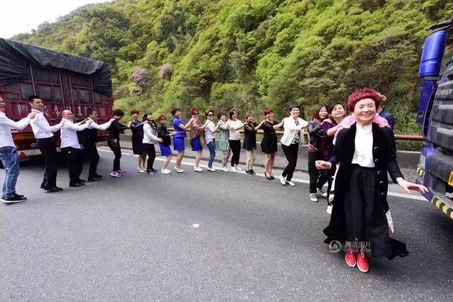 渋滞でしびれ切らしたwwいきなり集団で踊りだす中国人がやばいww