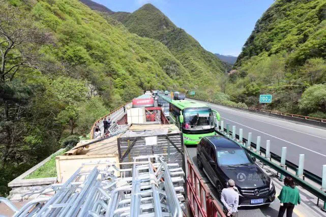 渋滞でしびれ切らしたwwいきなり集団で踊りだす中国人がやばいww