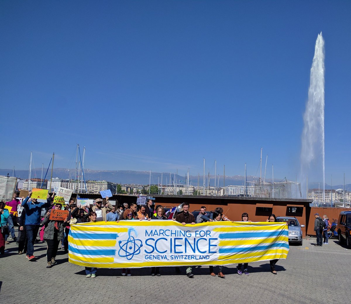 ScienceMarchGVA's tweet image. The front of the #ScienceMarchGVA with the iconic jet d'eau in the background. #marchforscience #ScienceMarch