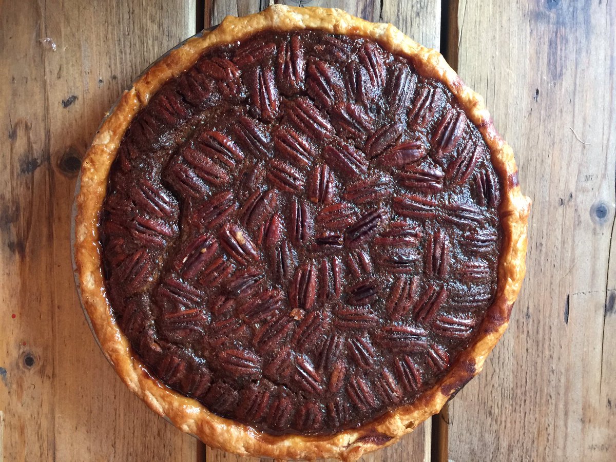 AshleysOneDish's tweet photo. Pecan pie always reminds me of my Aunt Lois!!! @stagoleesldn #cheflife #pie #nomnom https://t.co/s6hfoCLWRc
