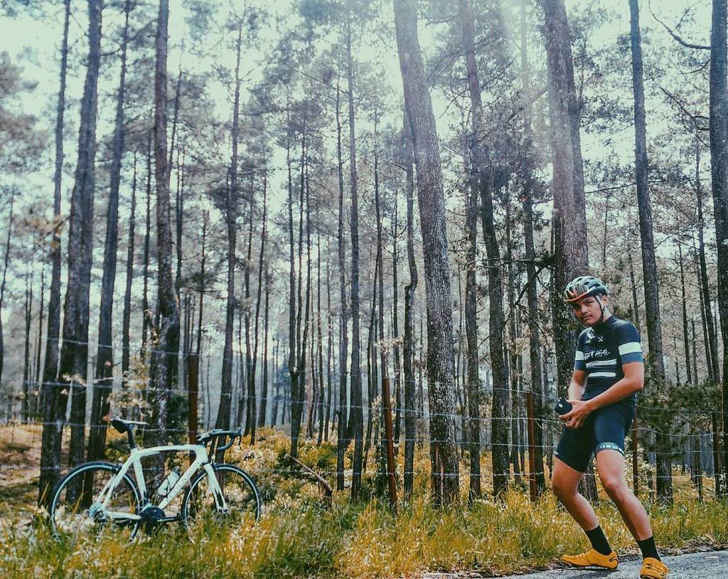 aryobangun's tweet photo. Kalakuan...
.
.
#cycling #cyclist #roadbike #koskas #cyclingid #wymtm #outsideisfree #colnago #campagnolo #campagn… https://t.co/ZzBJjZ5Too https://t.co/As2EIkBVXd