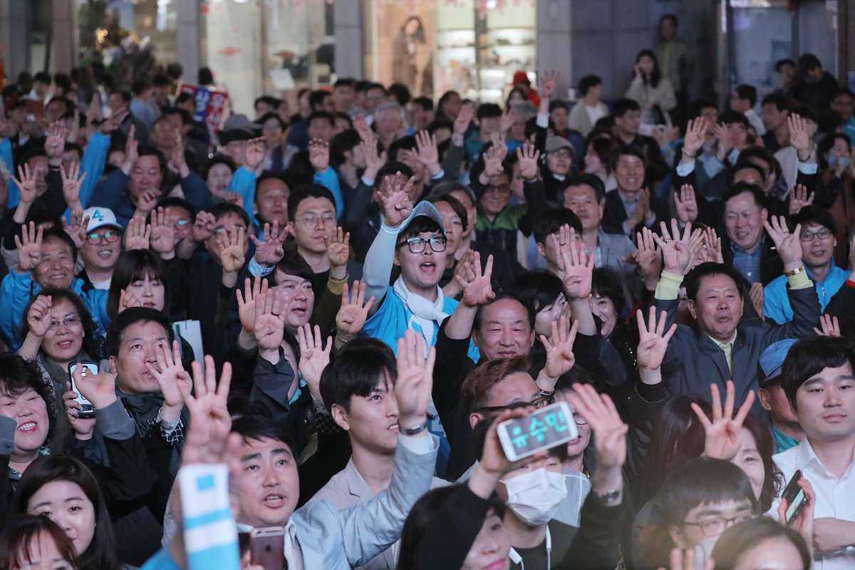 [04/22 (토) 데일리 유승민 - 대구 동성로 인사]

“절대 포기하지 않고 끝까지 가서 5월 9일 대한민국의 자랑스러운 대통령이 반드시 되겠습니다!”

#대구동성로 #역대급인파 #국민장인 #유담양등장