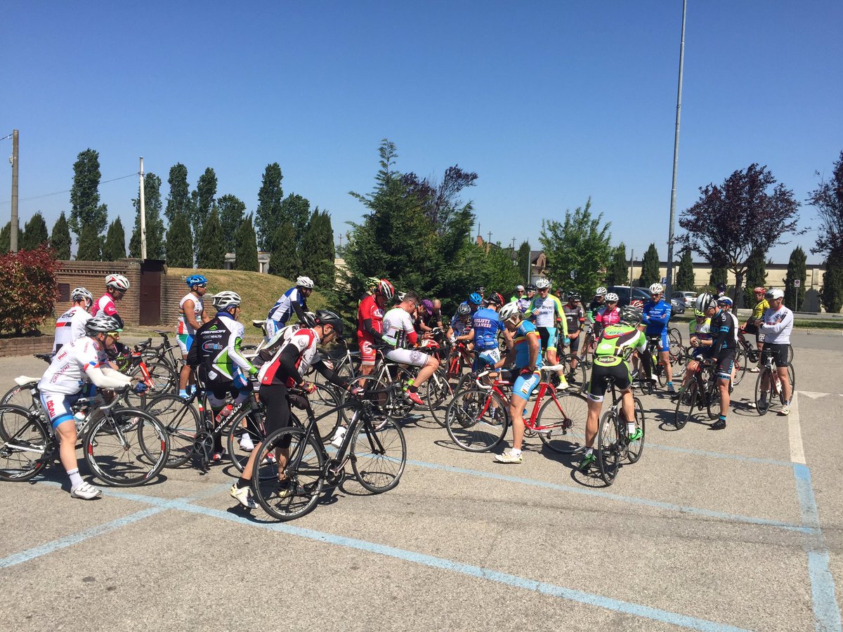 Biketherapy_MI's tweet image. Un minuto di silenzio per i #Manetta a Morimondo in ricordo di Michele #Scarponi #RIPscarponi 🙏🏻🚴🏻 #Astana #astanaproteam @AstanaTeam