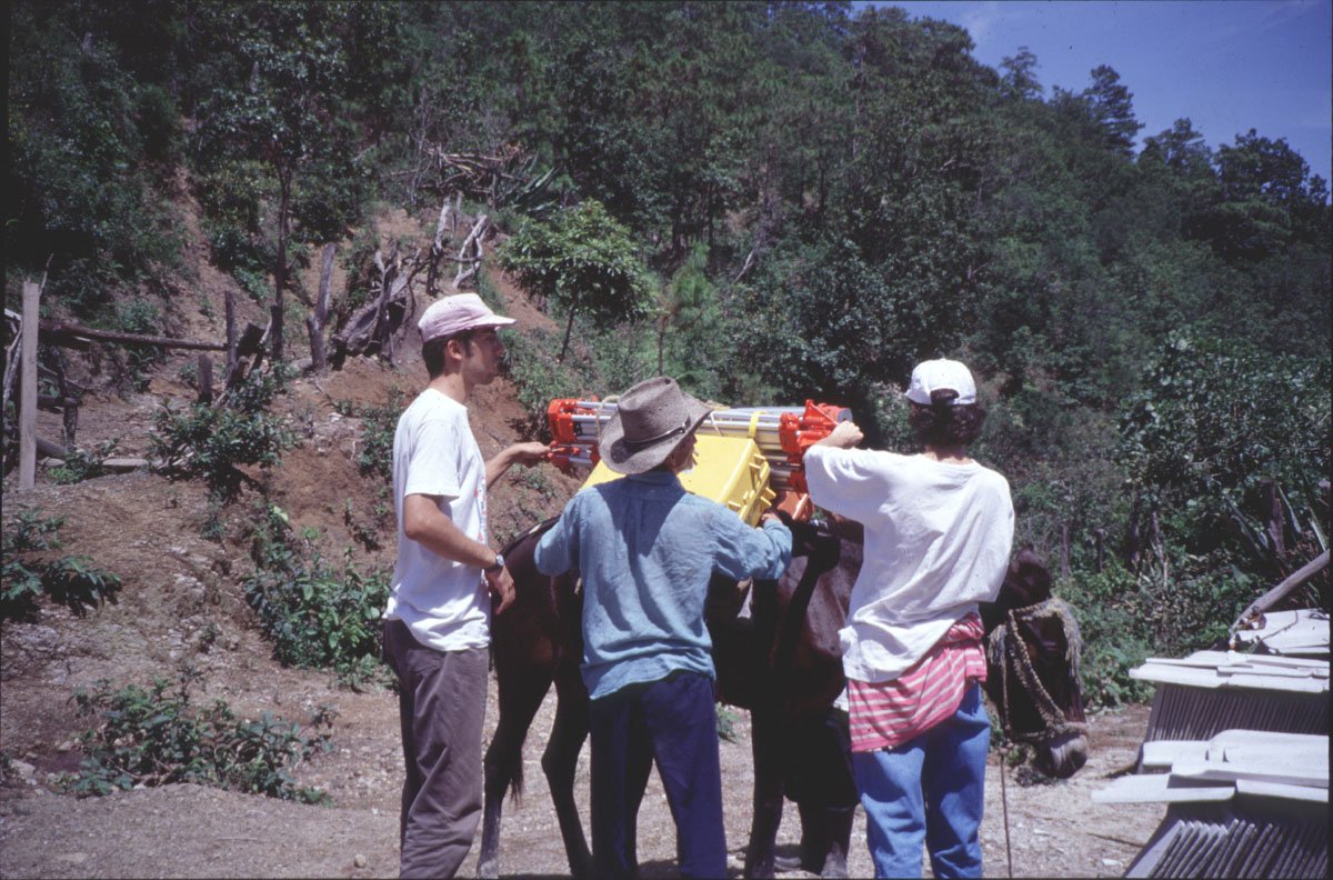 solietejosa's tweet photo. #ESFem25 Mesures topogràfiques #ElSalvador 1999 #UCA @ccdUPC @ESFCatalunya https://t.co/jX33PR56vk
