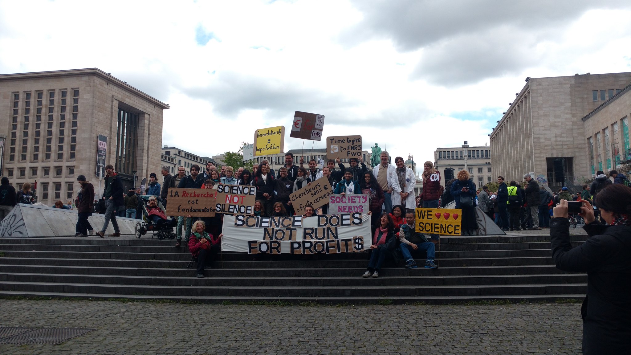A world without science is a world without future #ScienceMarch #ScienceMarchBE #EarthDay #marchforscience #earthday2017 #ScienceNotSilence https://t.co/AGzDDjLWtK