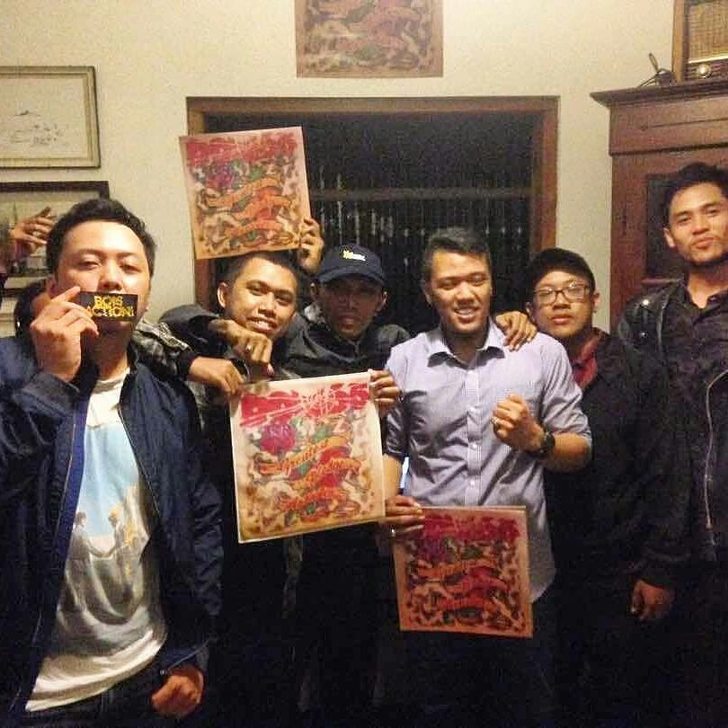 yesnoshop's tweet photo. Reuni - GPA
Rayakan luur 👌👏
.
.
#streetpunkband #dom65 #GPA #vinylpassion #vinylcollection #RSDyk2017 #RSDindo2017 https://t.co/Of0FZ0HZ98